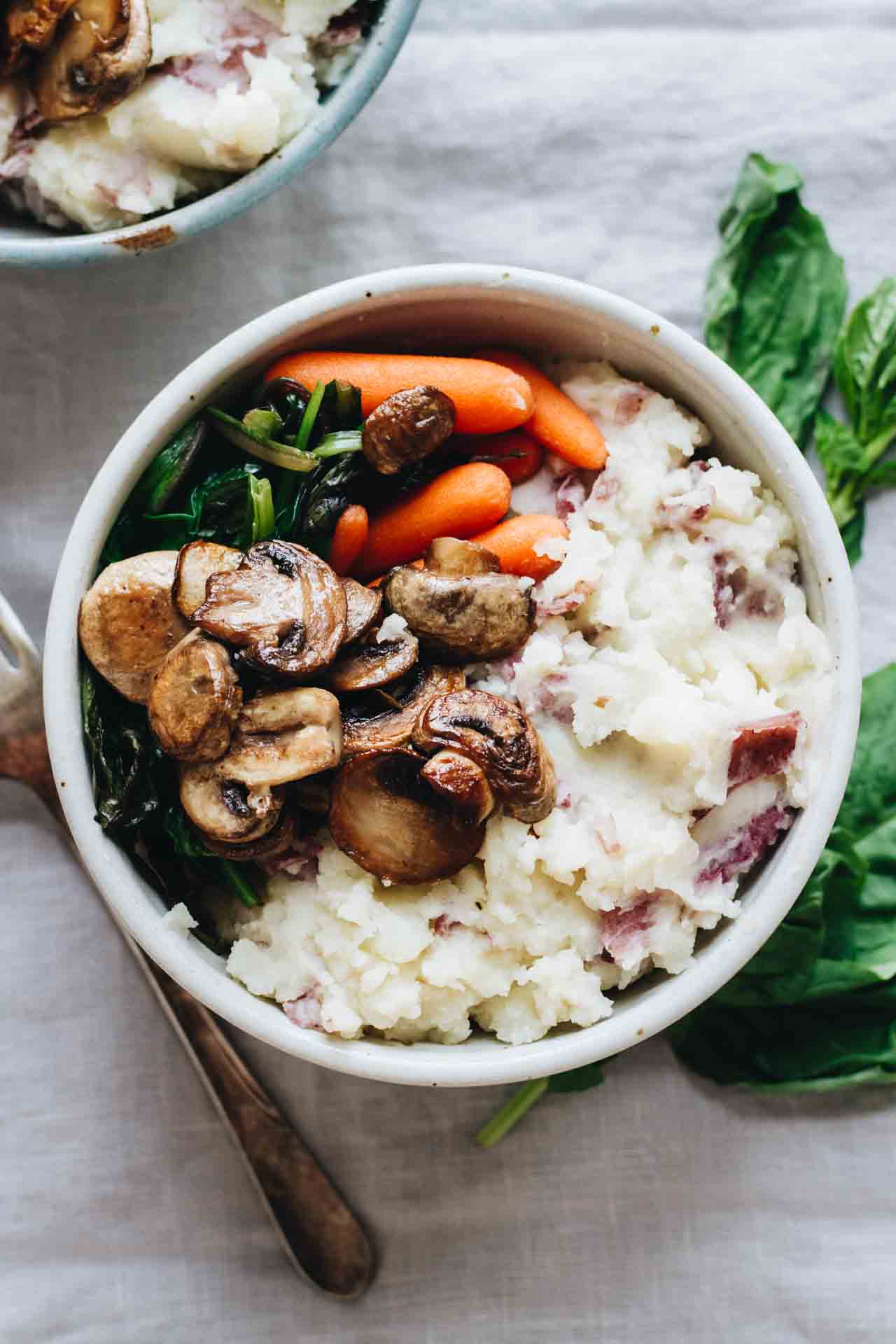 Vegan Mashed Potato Bowl // Mashed potato is a really nice alternative for pasta since it's comforting but without empty calories. With some veggies and mushroom, you have yourself a healthy dinner. | The Green Loot #vegan #mushroom
