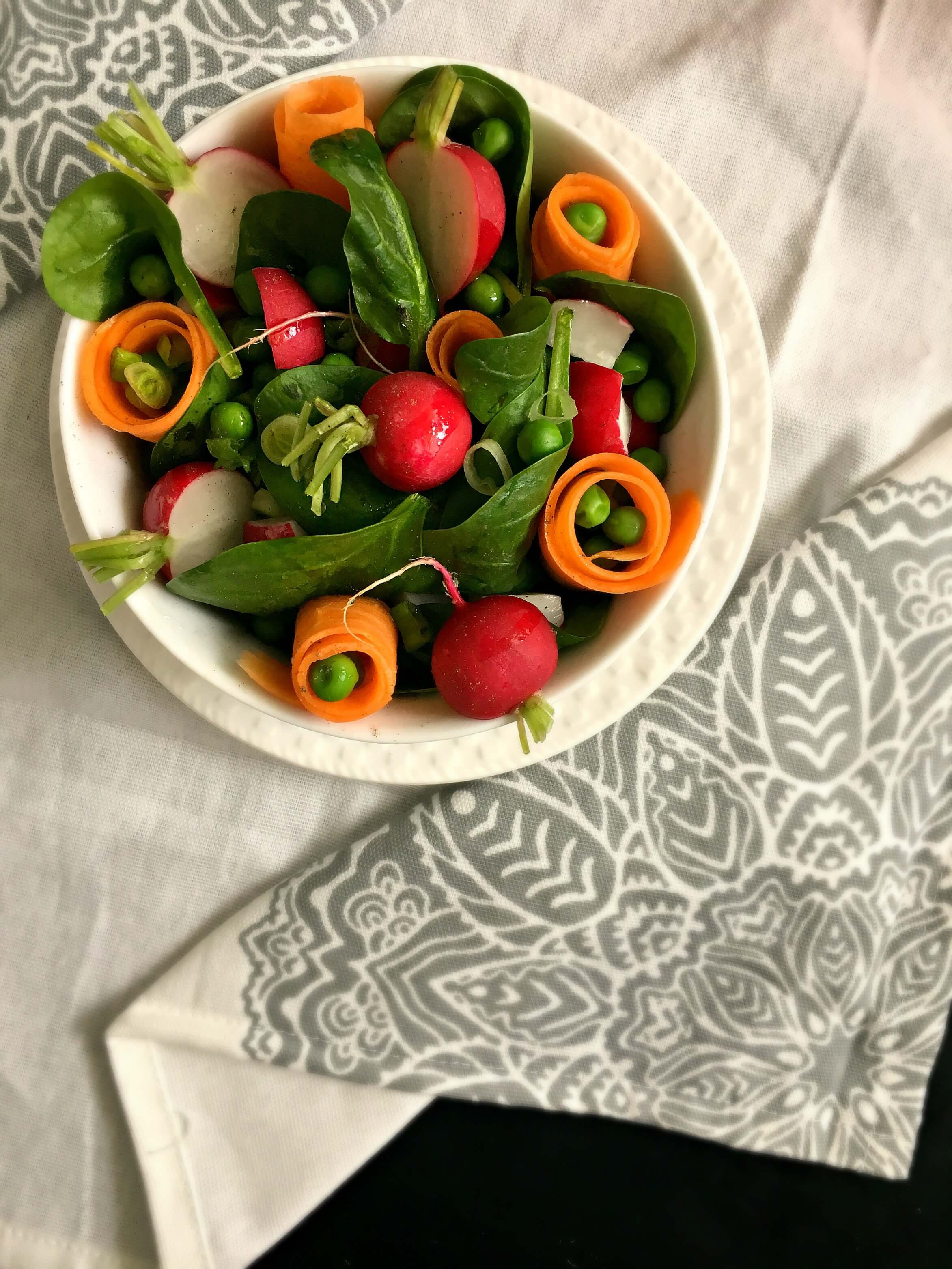 This vegan Fresh Spring Salad is a healthy, vibrant side dish that's a perfect source of vitamins for your body after Winter. | The Green Loot #vegan