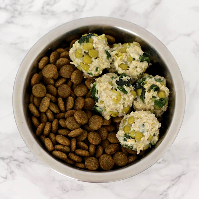 Vegan Sweet Pea Spinach Oatmeal Bites | The Green Loot #vegan #dogfood