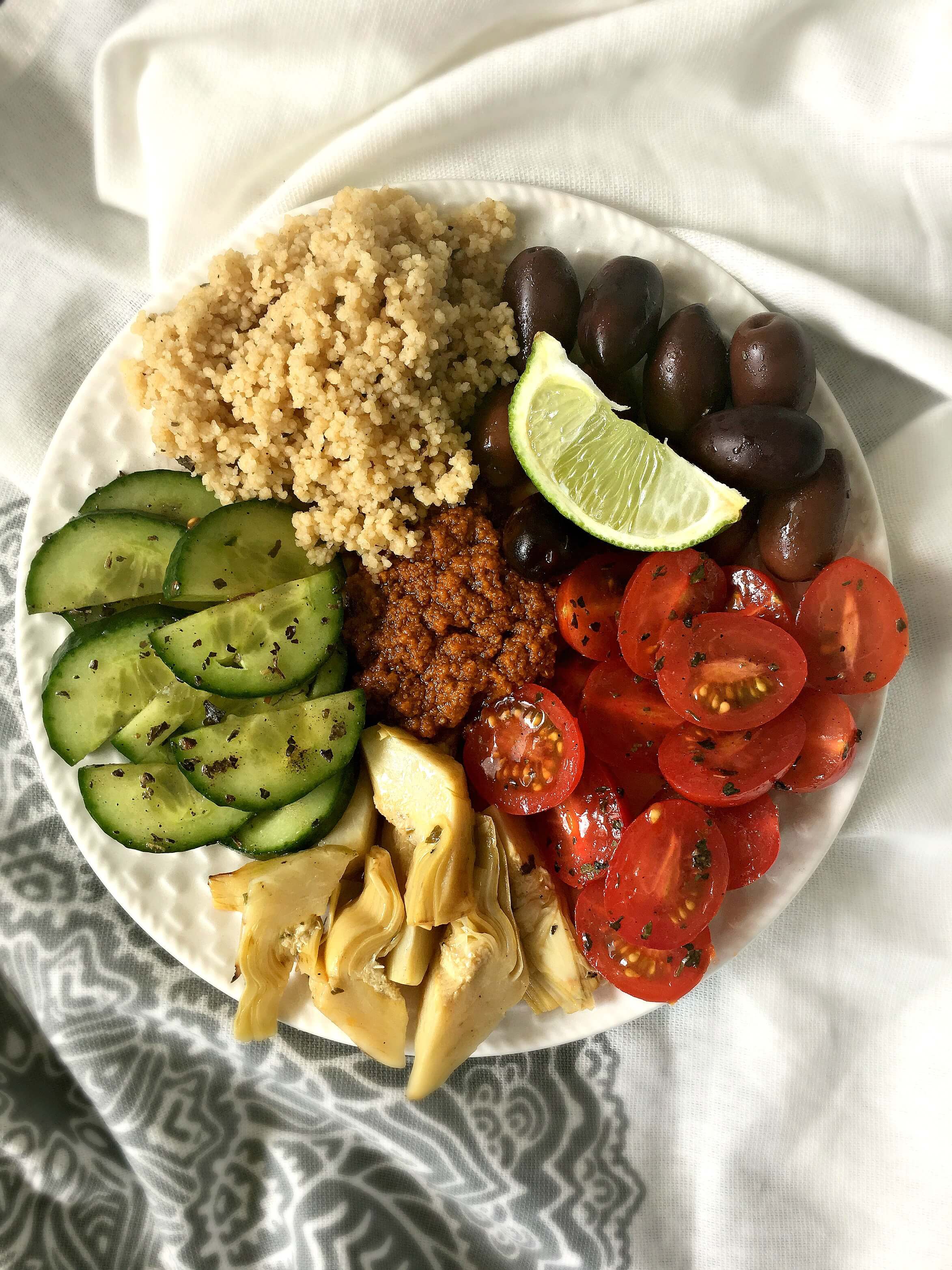 Vegan Mediterranean Bowl with Sun-dried Tomato Pesto is an easy, nutrition-packed dinner. A must-have for Summer dinner parties! | The Green Loot #vegan