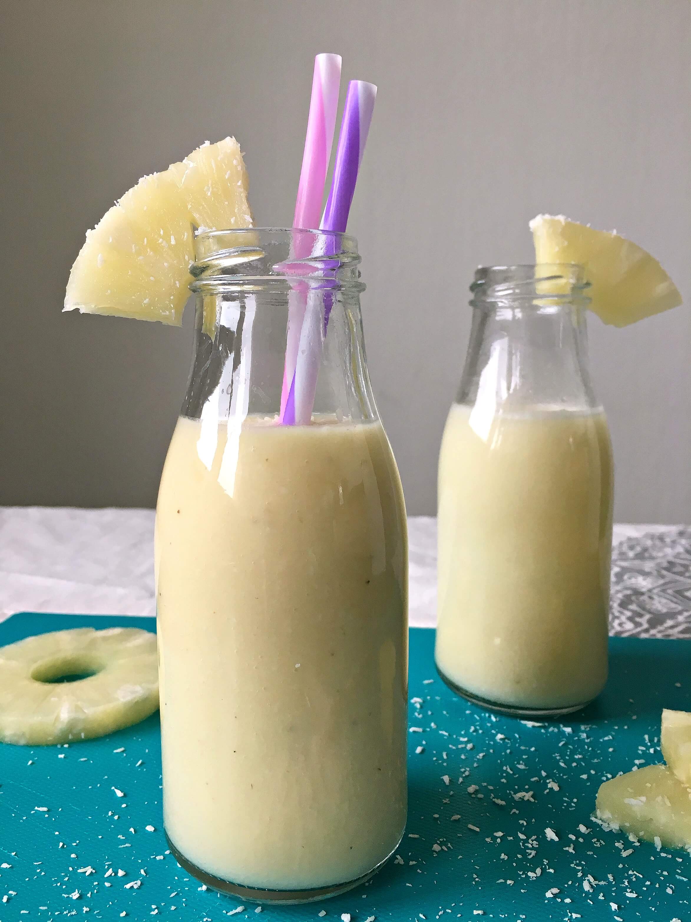 This vegan Piña Colada Smoothie is made with pineapples and coconut. Perfect for a healthy breakfast drink or a non-alcoholic "cocktail"! A tasty way to sneak some holiday feel in your weekdays. | The Green Loot #vegan