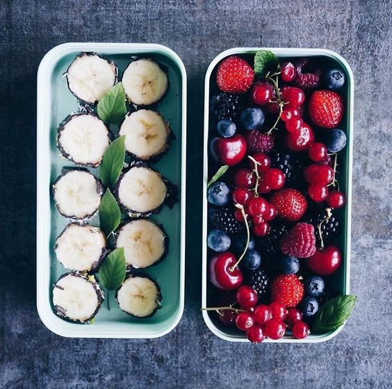 Vegan Chocolate Banana Sushi and Berries | The Green Loot #vegan #bento