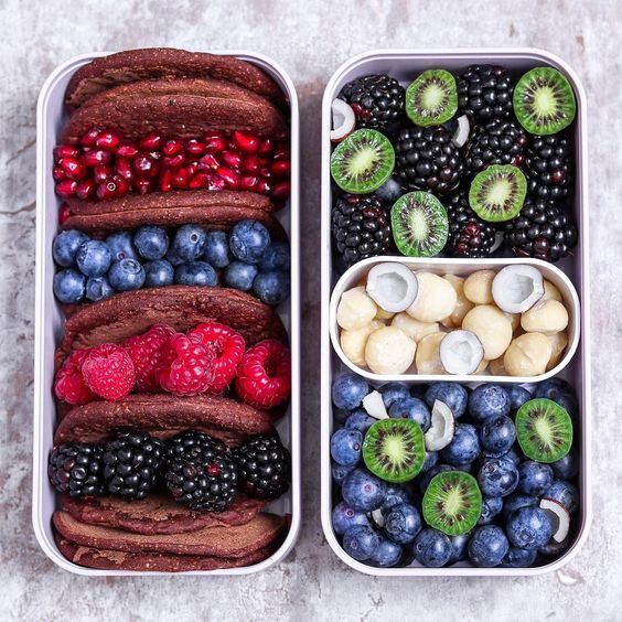 Vegan Chocolate Pancakes and Berries | The Green Loot #vegan #bento