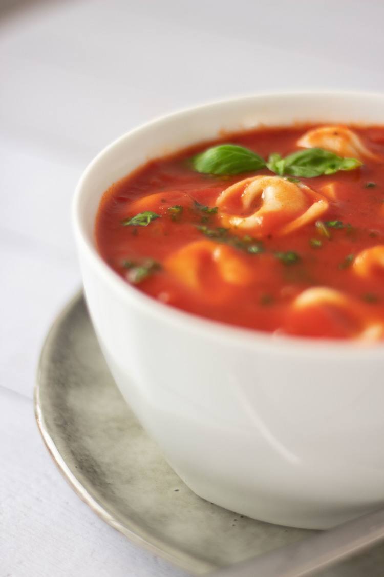 This super easy Vegan Tomato and Basil soup is healthy comfort food at its best. | The Green Loot #vegan #veganrecipes #healthyeating #comfortfood
