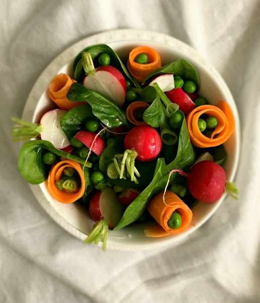 This vegan Fresh Spring Salad is a healthy, vibrant side dish that's a perfect source of vitamins for your body after Winter. | The Green Loot #vegan