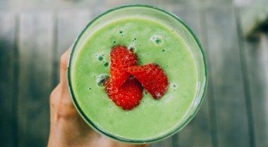 Learn how to make the best green smoothie for weight loss, detox, and full body cleanse. Made with scientifically proven fat burning ingredients! Vegan and plant-based recipe. | The Green Loot #vegan #weightloss