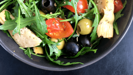 Italian Arugula Salad is the perfect vegan side dish to any meal. Full of tasty Mediterranean ingredients like olives, artichokes, basil and oregano. Make it for a simple lunch, BBQ or a fancy dinner party. | The Green Loot #vegan