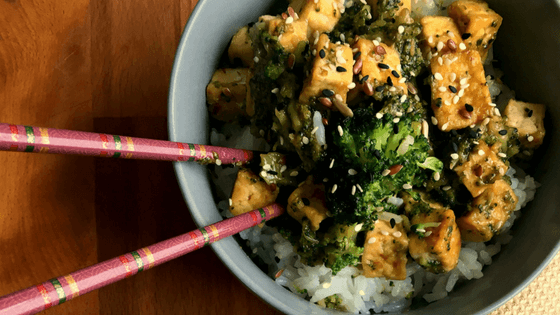 Vegan Soy Sauce Tofu Broccoli Bowl with Sesame Seeds and Ginger - a flavorful, easy, cheap, high protein Asian dinner that is perfect for meal prep. You can make it in less than 45 minutes, too! | The Green Loot #vegan