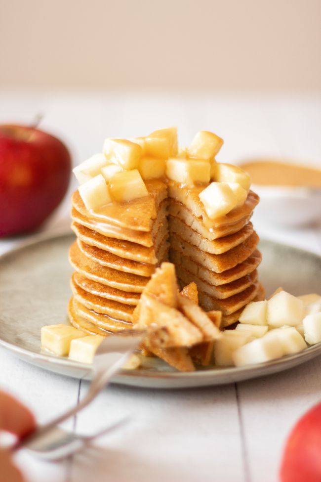 These Vegan Apple and Oat Pancakes are the perfect healthy, sweet breakfast. Made with oat flour, it's clean eating and plant-based so it fits in your weight loss diet. Drizzle salted caramel sauce on it for an extra flavor punch! | The Green Loot #vegan #veganrecipes #plantbased