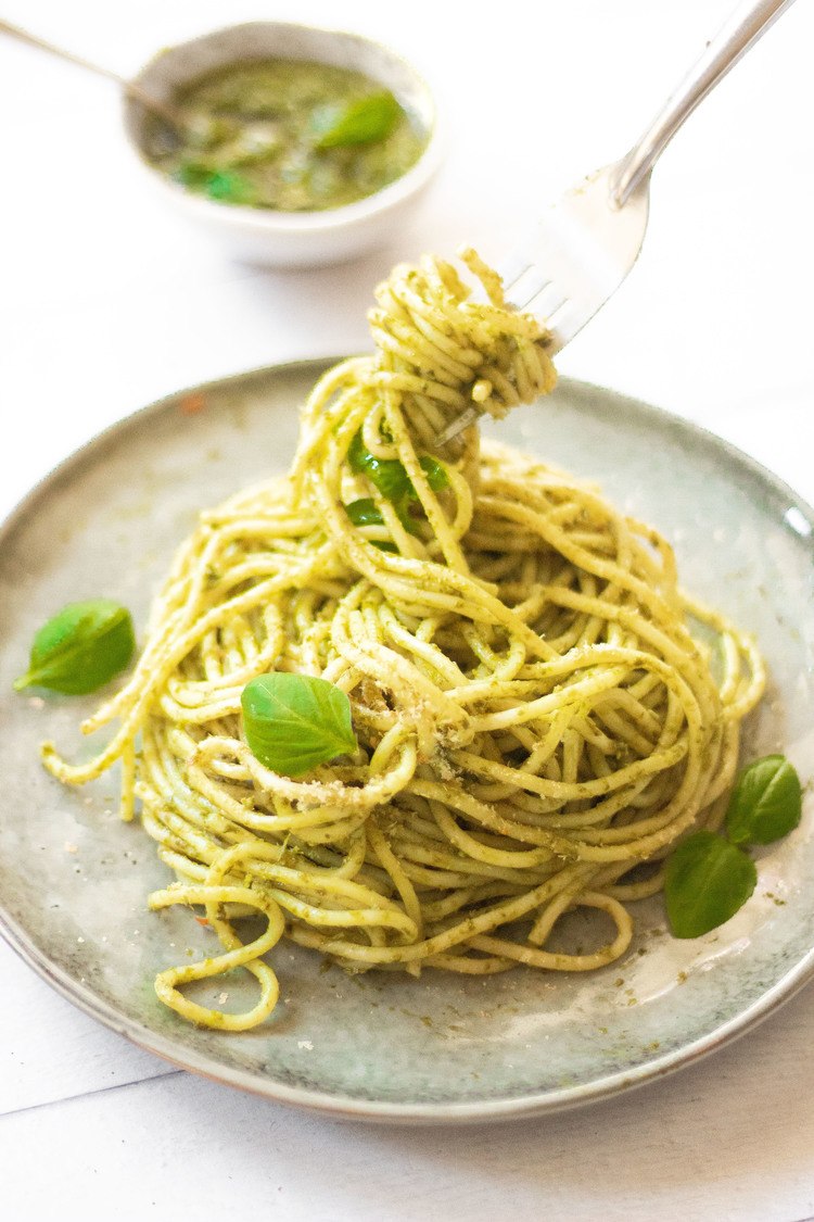 This vegan Basil Pesto Pasta is a super quick and flavorful dinner recipe that is ready in 20 minutes. | The Green Loot #vegan #veganrecipes #plantbased