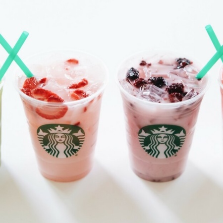 A list of vegan drinks at Starbucks, as well as bagels and other food options that you can order in your favorite coffee shop! | The Green Loot #vegan #Starbucks