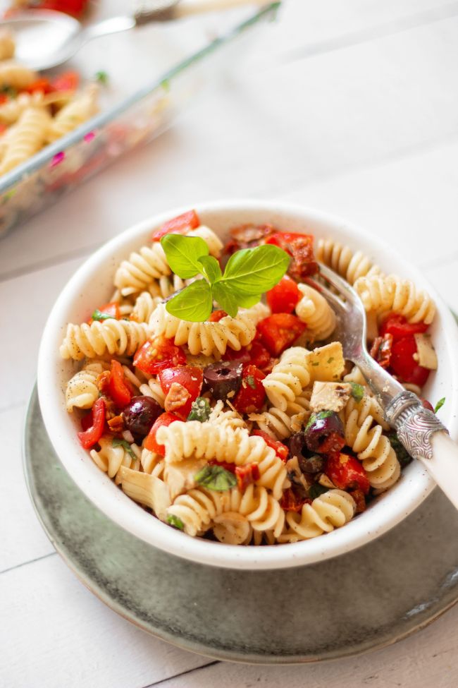 This Vegan Italian Pasta Salad is the perfect party appetizer or lunch/dinner recipe. Serve it hot or cold! It is an easy to make flavor bomb. | The Green Loot #vegan #veganrecipes