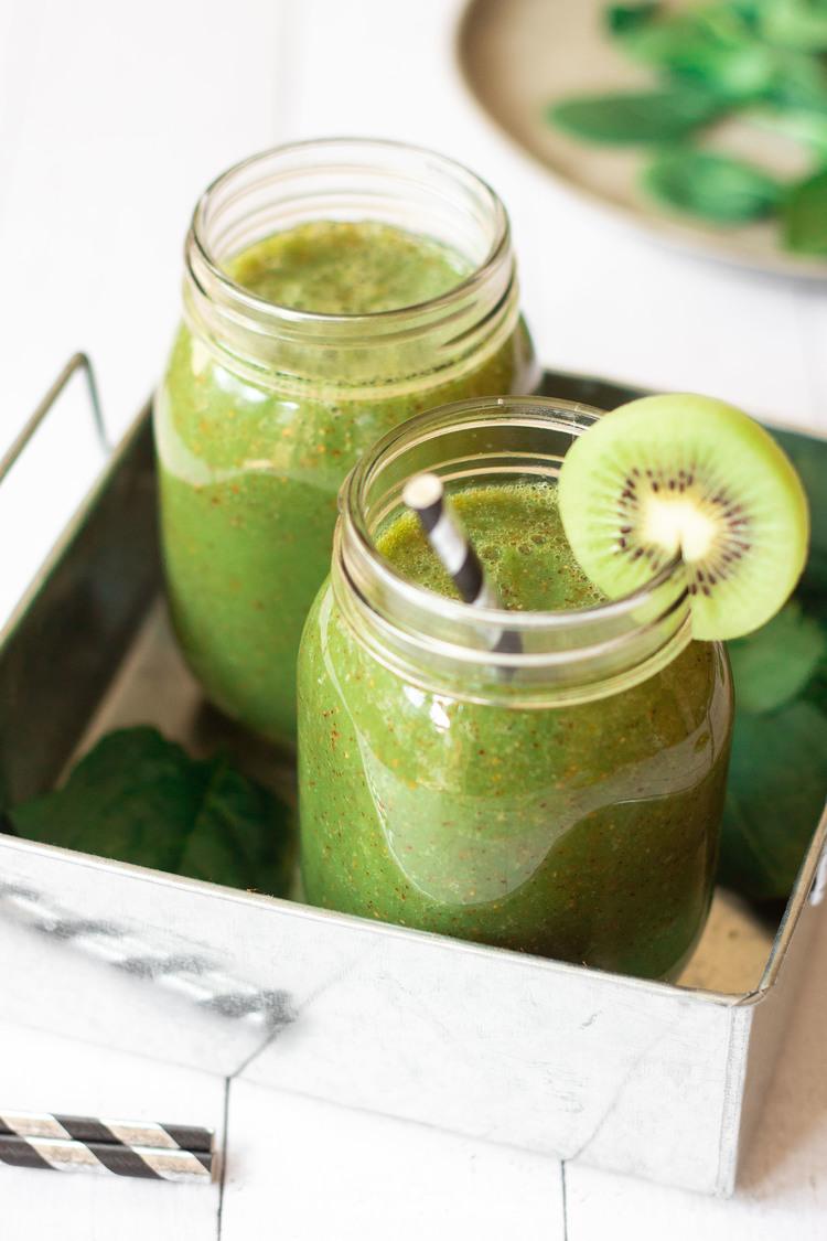 This vegan Spinach Kiwi Smoothie is a fresh, Vitamin C packed drink that you'll love. Great for Spring detox and helps with inflammation. | The Green Loot #vegan #veganrecipes #plantbased #cleaneating #Spring #weightloss