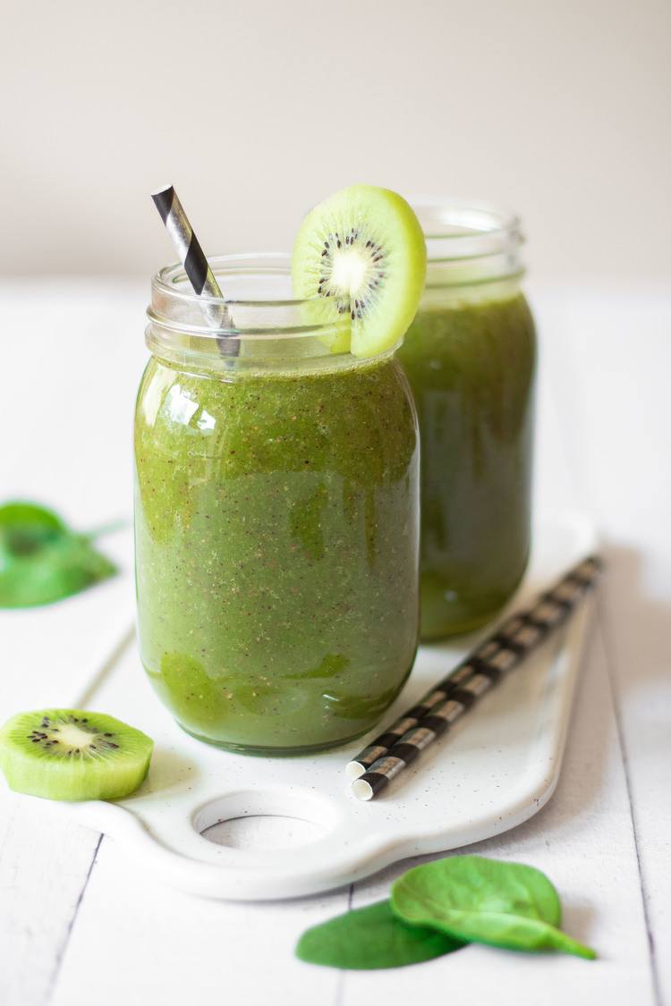 This vegan Spinach Kiwi Smoothie is a fresh, Vitamin C packed drink that you'll love. Great for Spring detox and helps with inflammation. | The Green Loot #vegan #veganrecipes #cleaneating #plantbased #Spring #weightloss