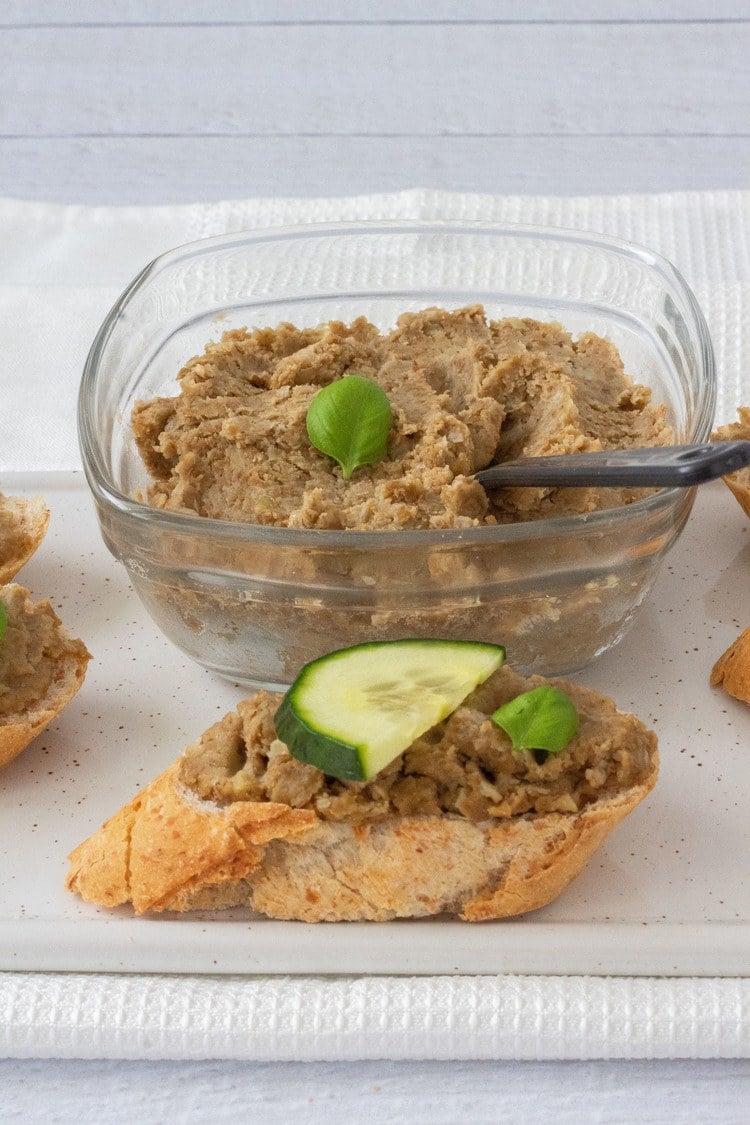 Vegan Lentil "Tuna" Spread - your next favorite sandwich spread! Eat it for breakfast, lunch or as a party food with fresh baguette. | The Green Loot #vegan #veganrecipes #healthyeating #highprotein #dairyfree #partyfood