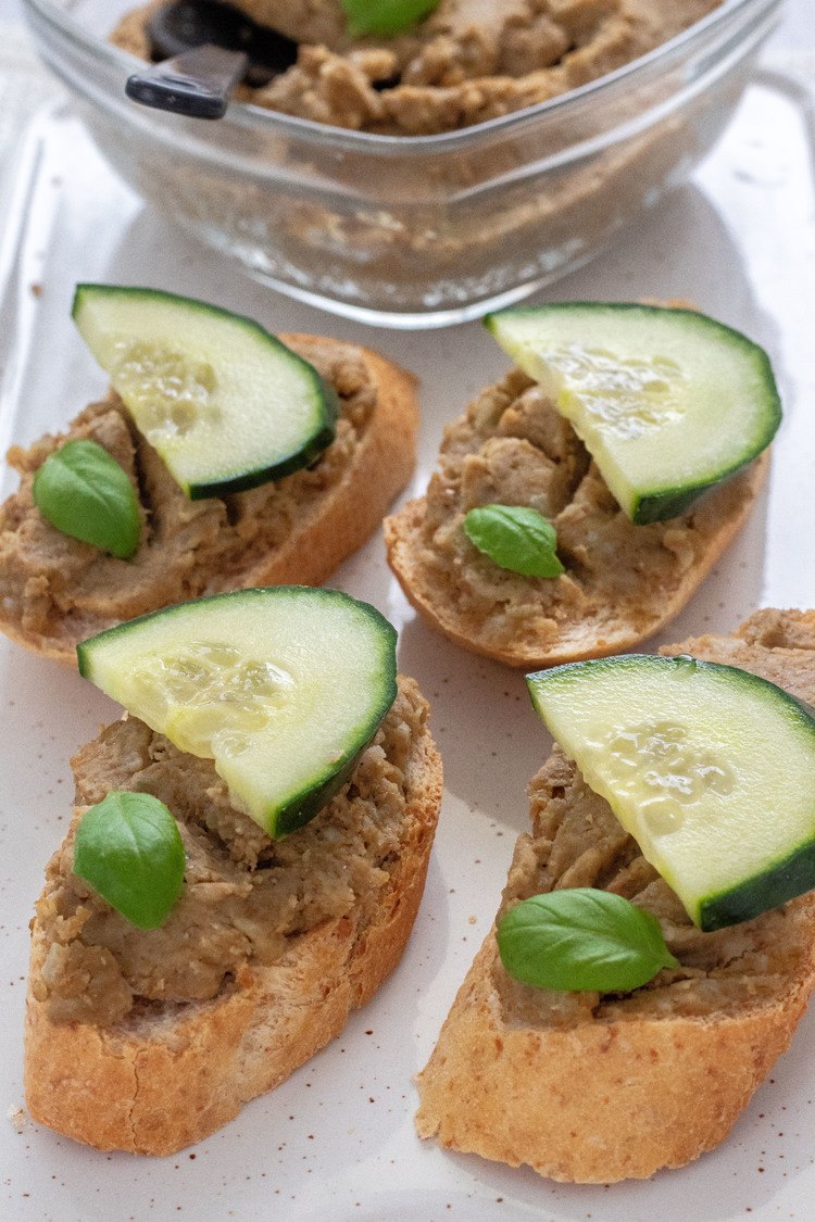 Vegan Lentil "Tuna" Spread - your next favorite sandwich spread! Eat it for breakfast, lunch or as a party food with fresh baguette. | The Green Loot #vegan #veganrecipes #healthyeating #highprotein #dairyfree #partyfood