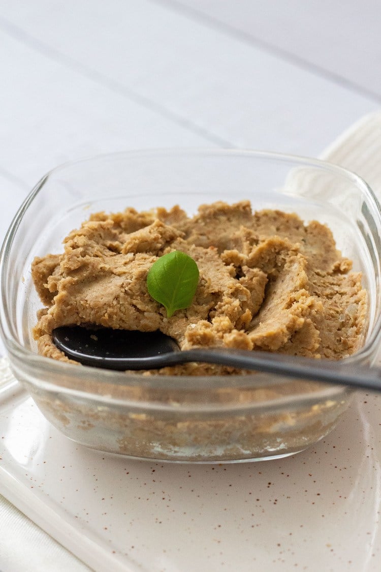 Vegan Lentil "Tuna" Spread - your next favorite sandwich spread! Eat it for breakfast, lunch or as a party food with fresh baguette. | The Green Loot #vegan #veganrecipes #healthyeating #highprotein #dairyfree #partyfood