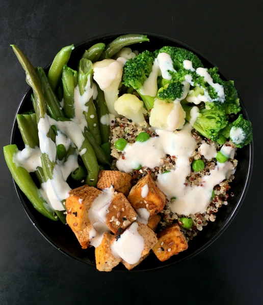 Vegan Protein Buddha Bowl with Soy Yogurt Dressing - a super protein-rich and tasty meal made with quinoa, broccoli, tofu and green beans. This dinner is as healthy as it gets. | The Green Loot #vegan