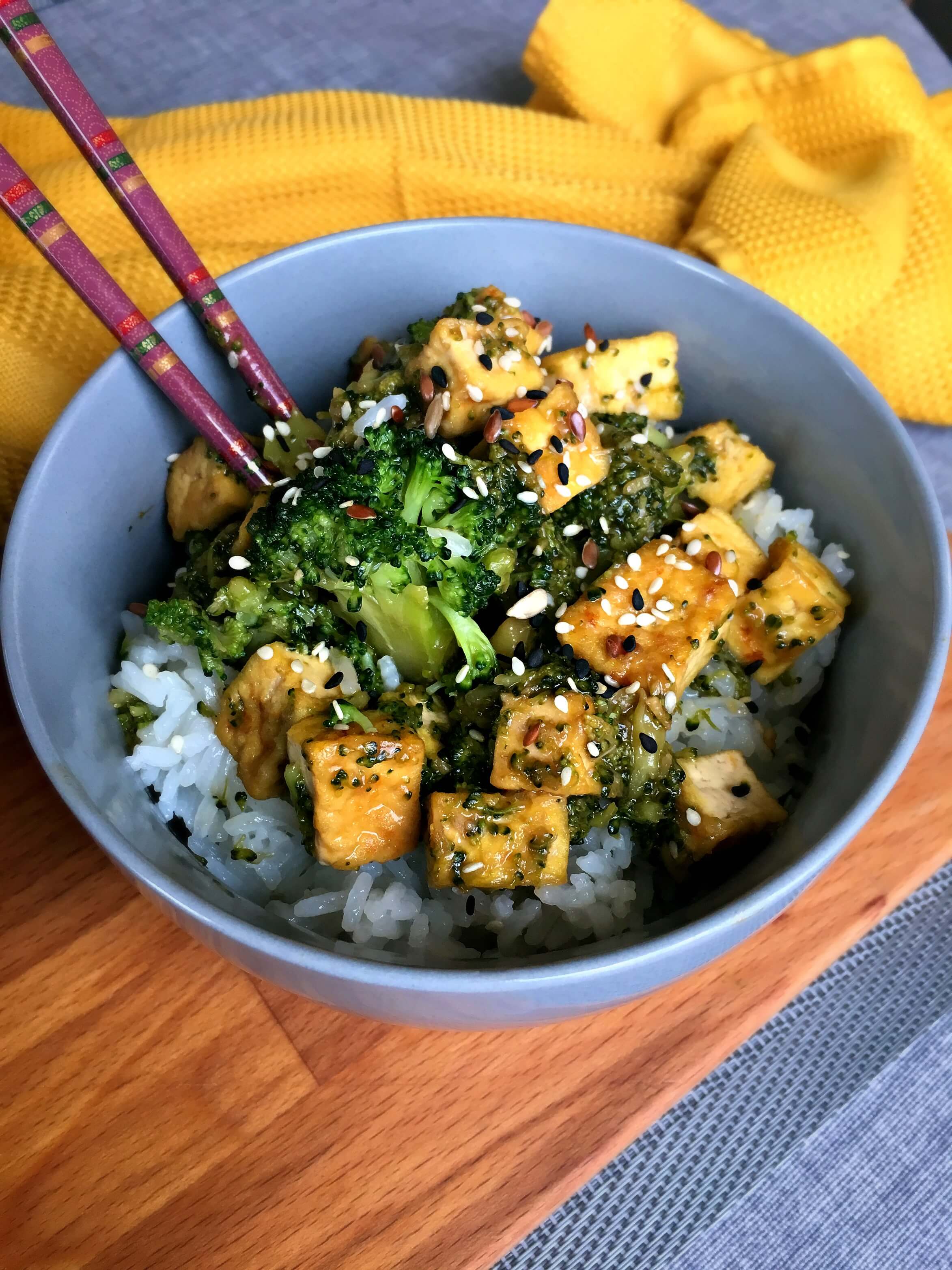 Vegan Soy Sauce Tofu Broccoli Bowl with Sesame Seeds and Ginger - a flavorful, easy, cheap, high protein Asian dinner that is perfect for meal prep. You can make it in less than 45 minutes, too! | The Green Loot #vegan