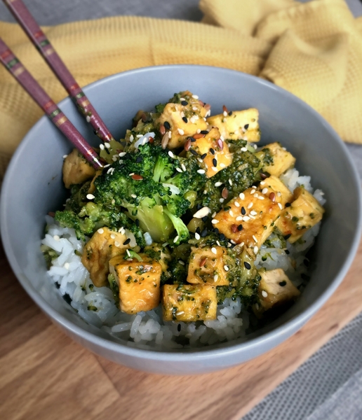 Vegan Soy Sauce Tofu Broccoli Bowl with Sesame Seeds and Ginger - a flavorful, easy, cheap, high protein Asian dinner that is perfect for meal prep. You can make it in less than 45 minutes, too! | The Green Loot #vegan