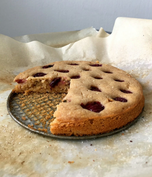 1-Bowl Vegan Yogurt Cake with Berries (Clean Eating) is a heavenly and guilt-free treat made with oat flour. Perfect next to your breakfast coffee or tea. | The Green Loot