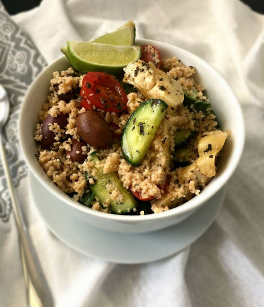 This vegan Italian Couscous Salad is the perfect, easy side dish or light, weight loss dinner. If you love Italian flavors, that is. | The Green Loot #vegan