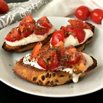 These vegan Bruschetta Bites with soy yogurt are the perfect party appetizers for Summer. The toast, fresh tomatoes, basil and creamy yogurt create a super flavorful finger food. | The Green Loot #vegan