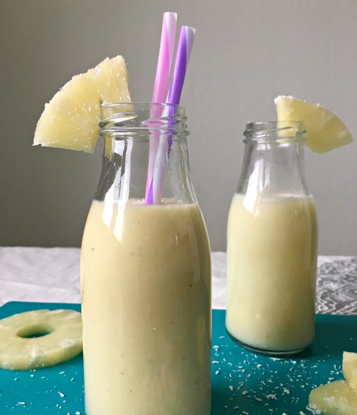 This vegan Piña Colada Smoothie is made with pineapples and coconut. Perfect for a healthy breakfast drink or a non-alcoholic "cocktail"! A tasty way to sneak some holiday feel in your weekdays. | The Green Loot #vegan