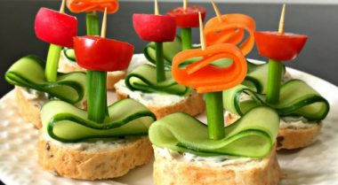 Make these cute Vegan Flower Appetizers with Herb "Cream Cheese" for any occasion or party! Tasty, easy and healthy finger food. Kids will love it too! | The Green Loot #vegan