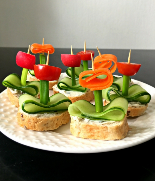 Make these cute Vegan Flower Appetizers with Herb "Cream Cheese" for any occasion or party! Tasty, easy and healthy finger food. Kids will love it too! | The Green Loot #vegan