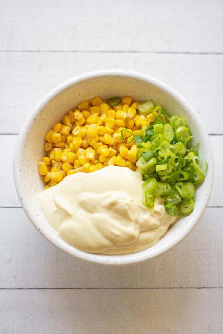 This Vegan Creamy Corn Salad is the perfect quick Summer side dish. A super easy but flavorful meal. | The Green Loot #vegan #veganrecipes #dairyfree #eggfree #Summer