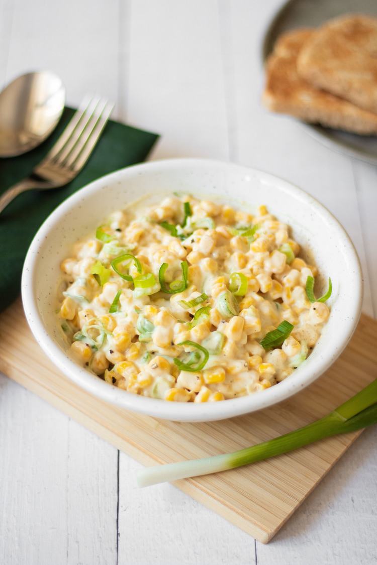This Vegan Creamy Corn Salad is the perfect quick Summer side dish. A super easy but flavorful meal. | The Green Loot #vegan #veganrecipes #dairyfree #eggfree #Summer
