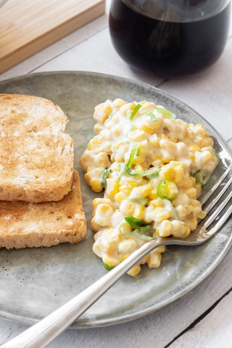 This Vegan Creamy Corn Salad is the perfect quick Summer side dish. A super easy but flavorful meal. | The Green Loot #vegan #veganrecipes #dairyfree #eggfree #Summer