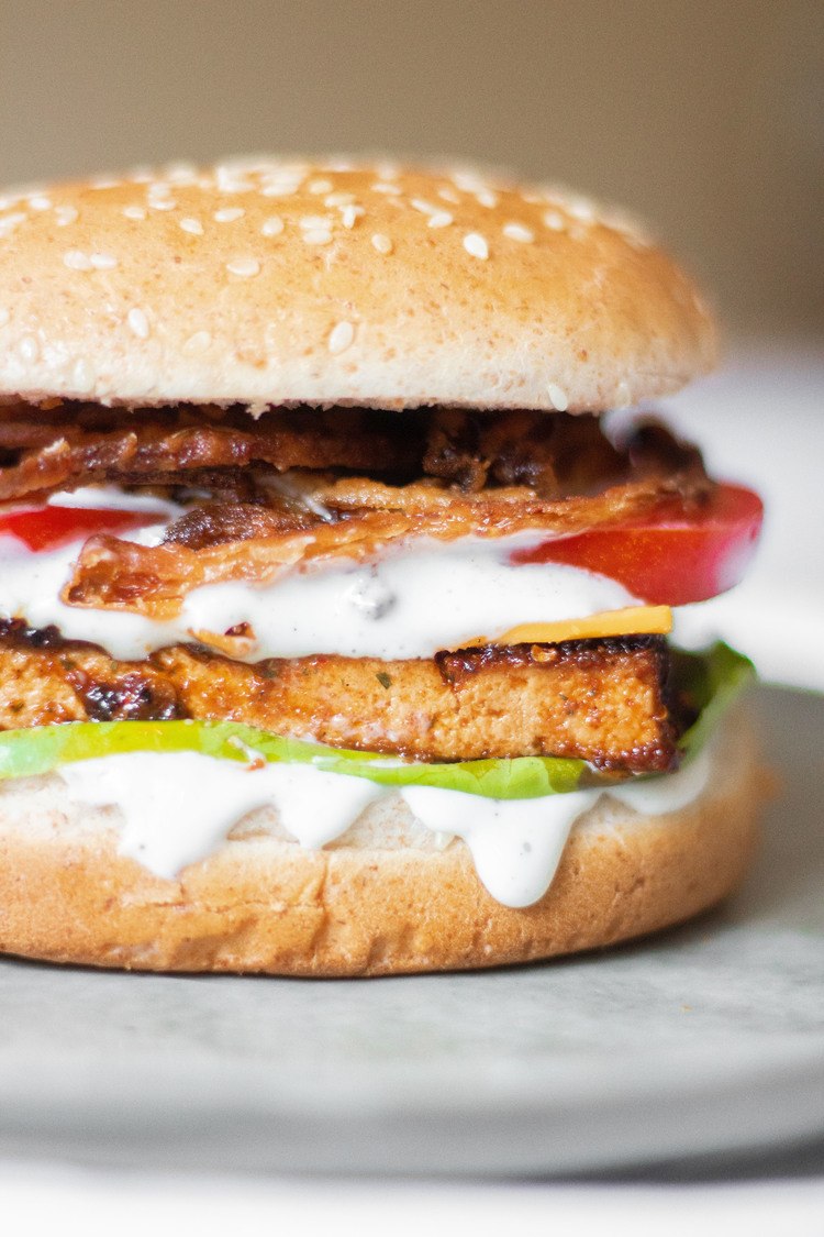 This Vegan BBQ Tofu Burger is a super easy, vegan burger recipe that's perfect for grilling, July 4th or any Summer parties/dinners. | The Green Loot #vegan #veganrecipes #BBQ #Summer