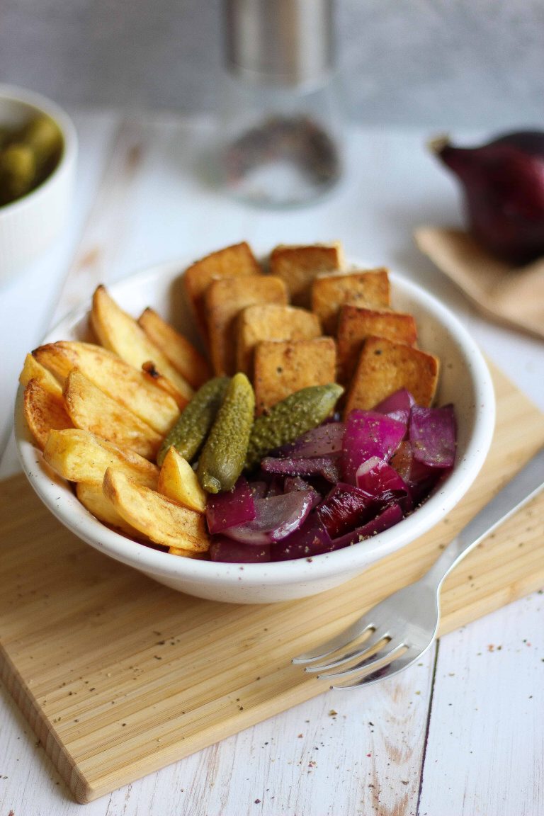 This Budget Friendly "Buddha Bowl" is a super cheap, but healthy and plant-based, vegan meal that's full of flavors! Forget boring rice and beans, potatoes and tofu are so much better. ;) | The Green Loot #vegan