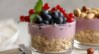 Granola Yogurt Breakfast Trifle Recipe - a vegan, high-protein breakfast that's quick, healthy and filling. 5 minutes in the morning to eat? Make this yummy meal! | The Green Loot #vegan