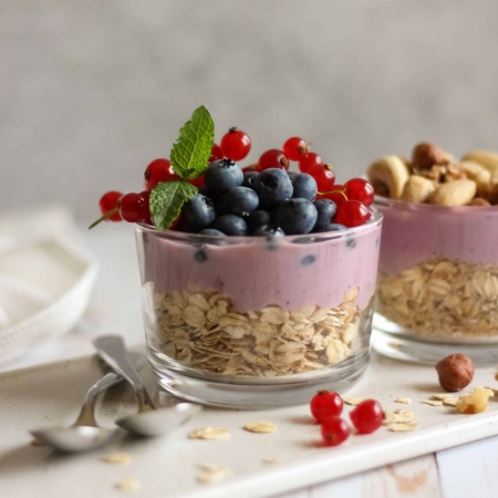 Granola Yogurt Breakfast Trifle Recipe - a vegan, high-protein breakfast that's quick, healthy and filling. 5 minutes in the morning to eat? Make this yummy meal! | The Green Loot #vegan