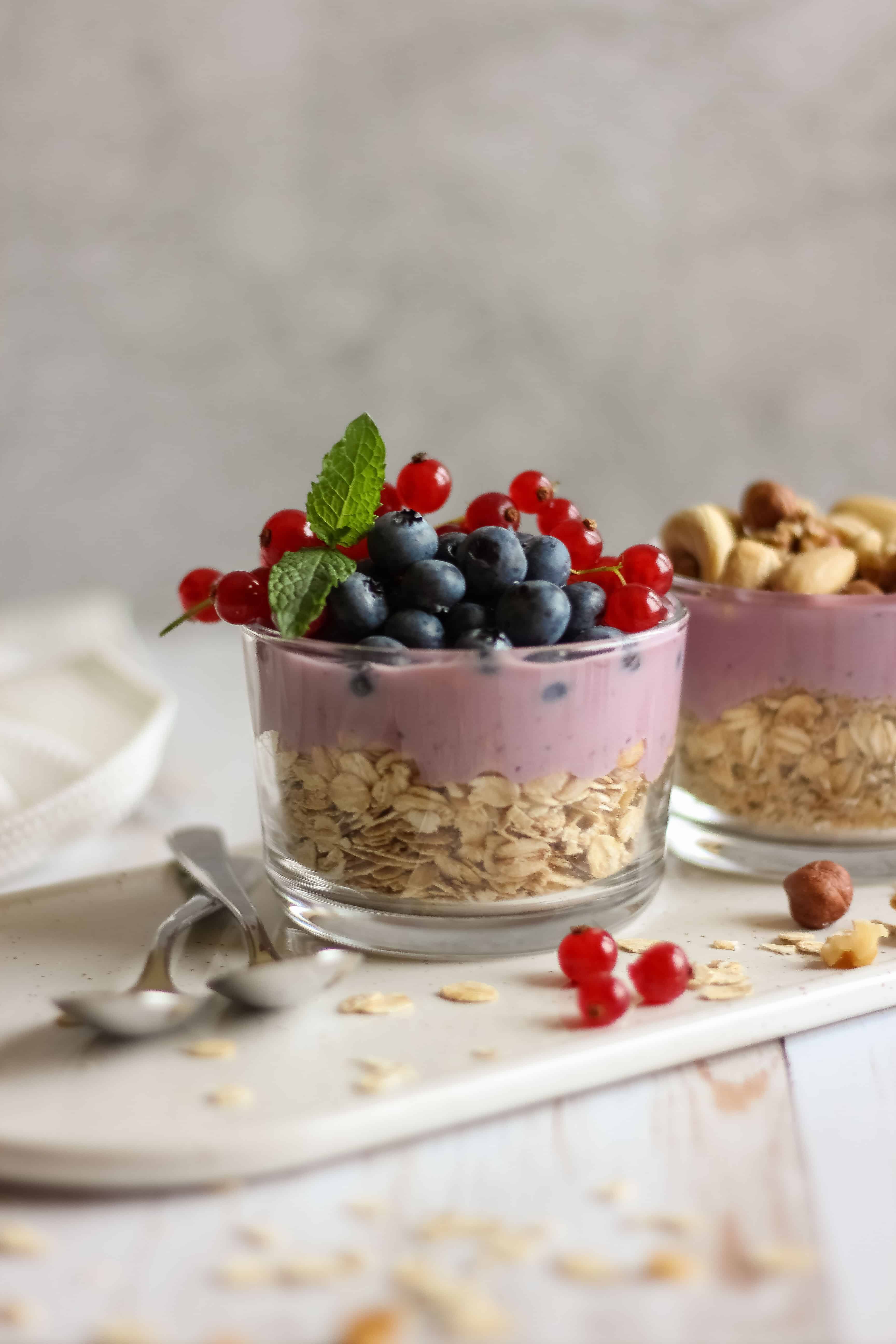 Granola Yogurt Breakfast Trifle Recipe - a vegan, high-protein breakfast that's quick, healthy and filling. 5 minutes in the morning to eat? Make this yummy meal! | The Green Loot #vegan 