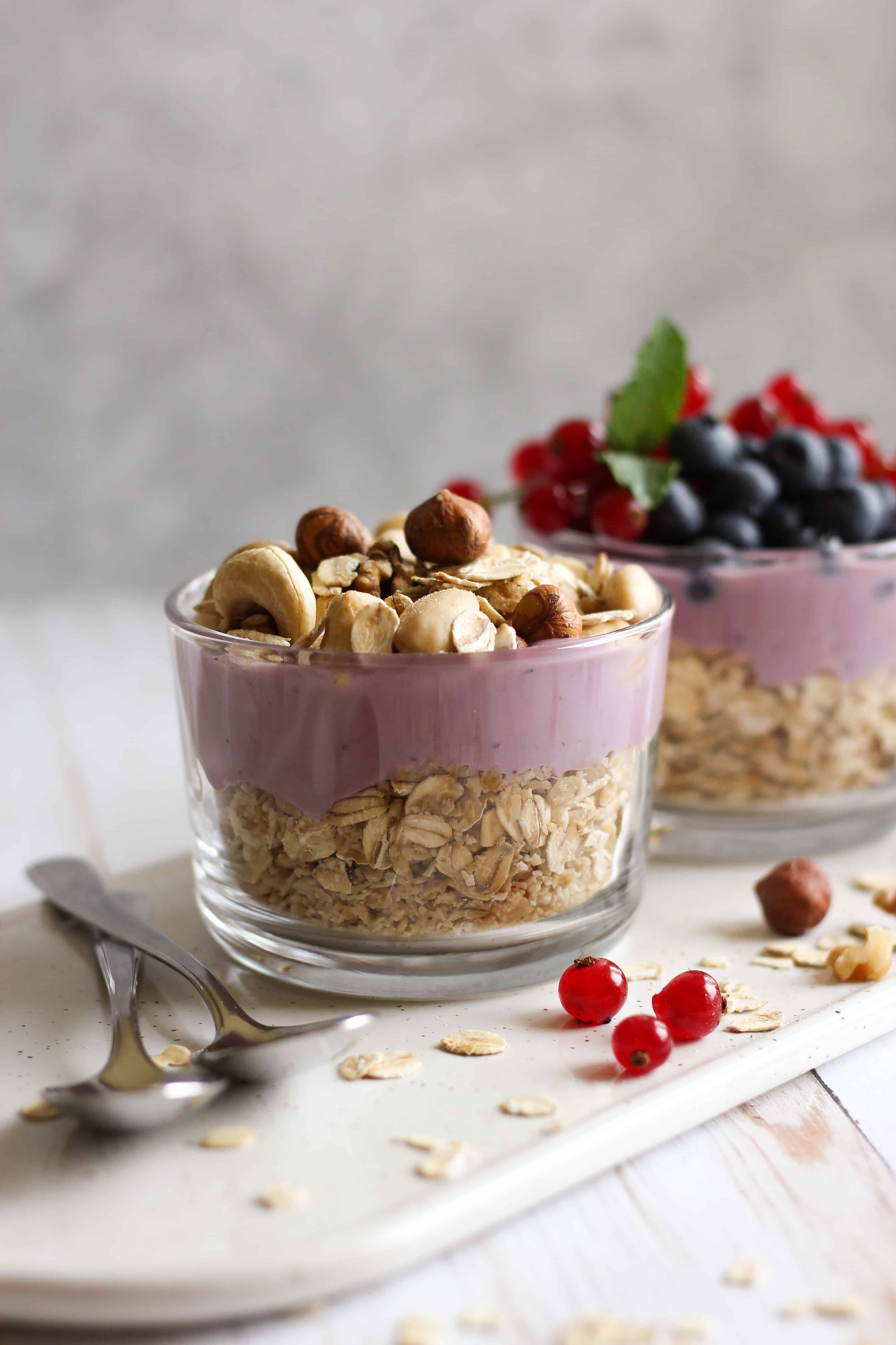 Granola Yogurt Breakfast Trifle Recipe - a vegan, high-protein breakfast that's quick, healthy and filling. 5 minutes in the morning to eat? Make this yummy meal! | The Green Loot #vegan 