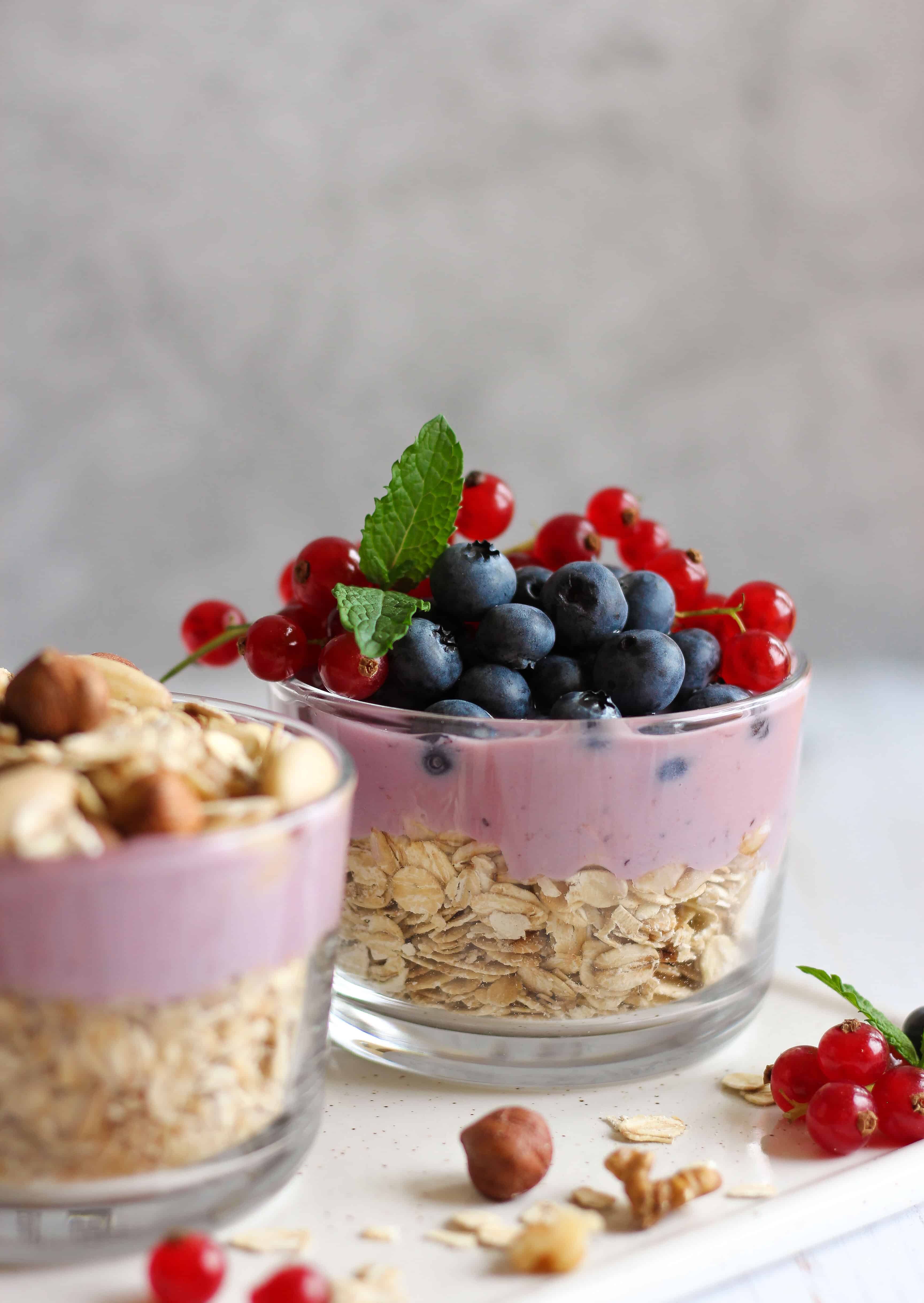 Granola Yogurt Breakfast Trifle Recipe - a vegan, high-protein breakfast that's quick, healthy and filling. 5 minutes in the morning to eat? Make this yummy meal! | The Green Loot #vegan 