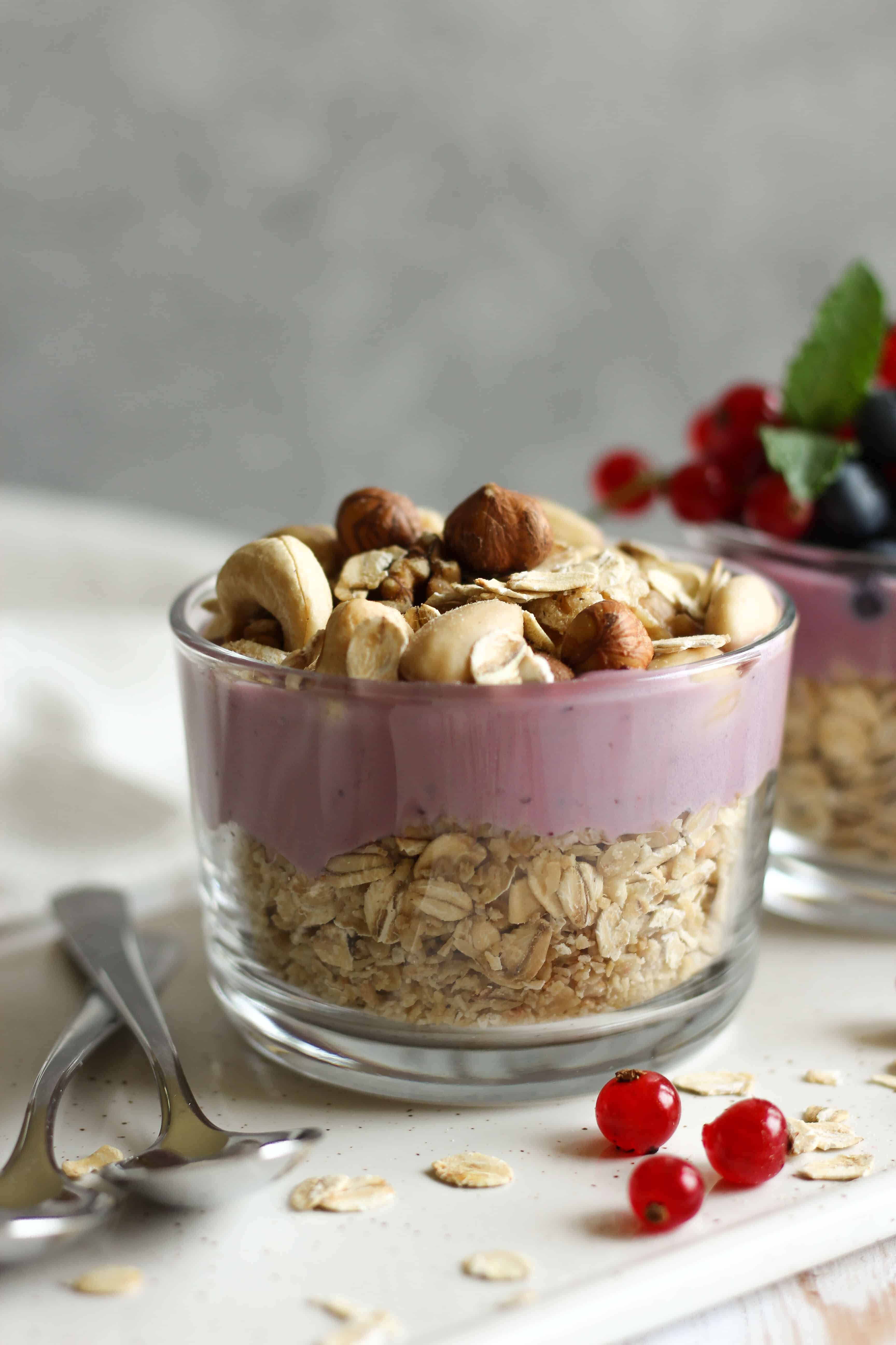 Granola Yogurt Breakfast Trifle Recipe - a vegan, high-protein breakfast that's quick, healthy and filling. 5 minutes in the morning to eat? Make this yummy meal! | The Green Loot #vegan 