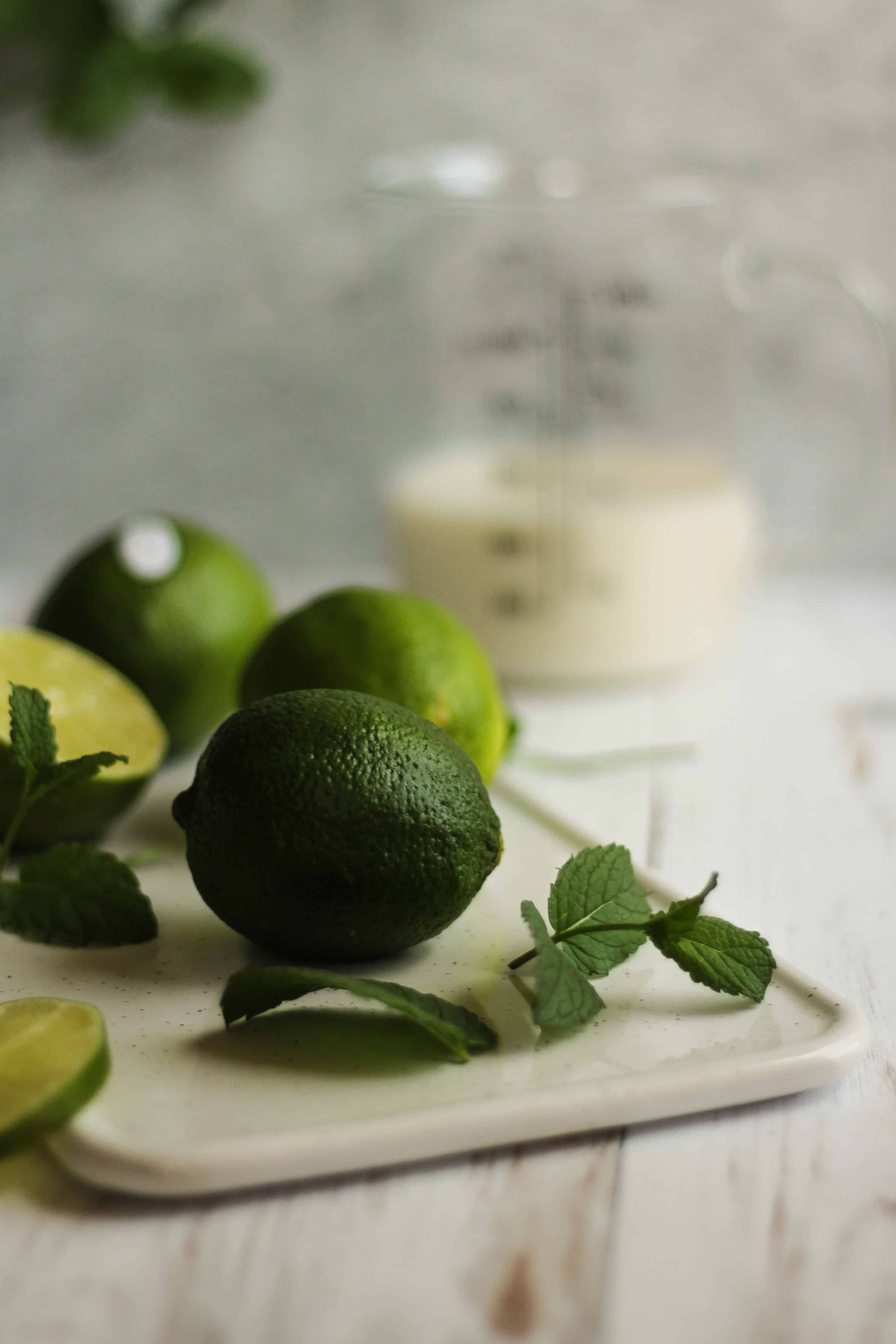 Lime Mint Smoothie - a super refreshing Summer smoothie, that can function as a healthy breakfast or an afternoon drink to cool down. Vegan, clean eating and delicious! | The Green Loot #vegan