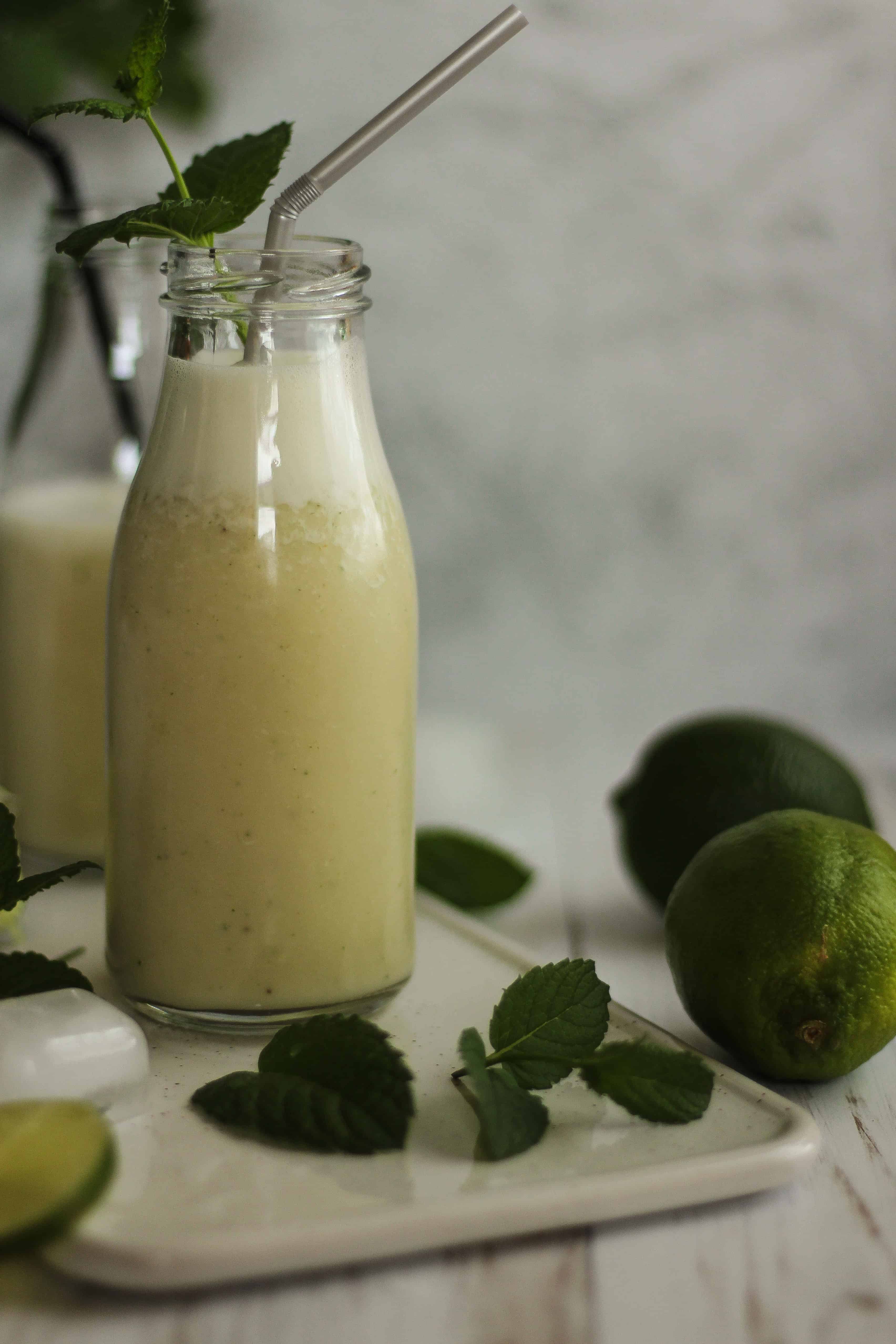 Lime Mint Smoothie - a super refreshing Summer smoothie, that can function as a healthy breakfast or an afternoon drink to cool down. Vegan, clean eating and delicious! | The Green Loot #vegan