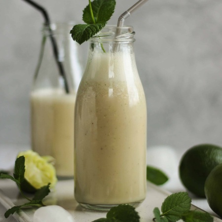 Lime Mint Smoothie - a super refreshing Summer smoothie, that can function as a healthy breakfast or an afternoon drink to cool down. Vegan, clean eating and delicious! | The Green Loot #vegan