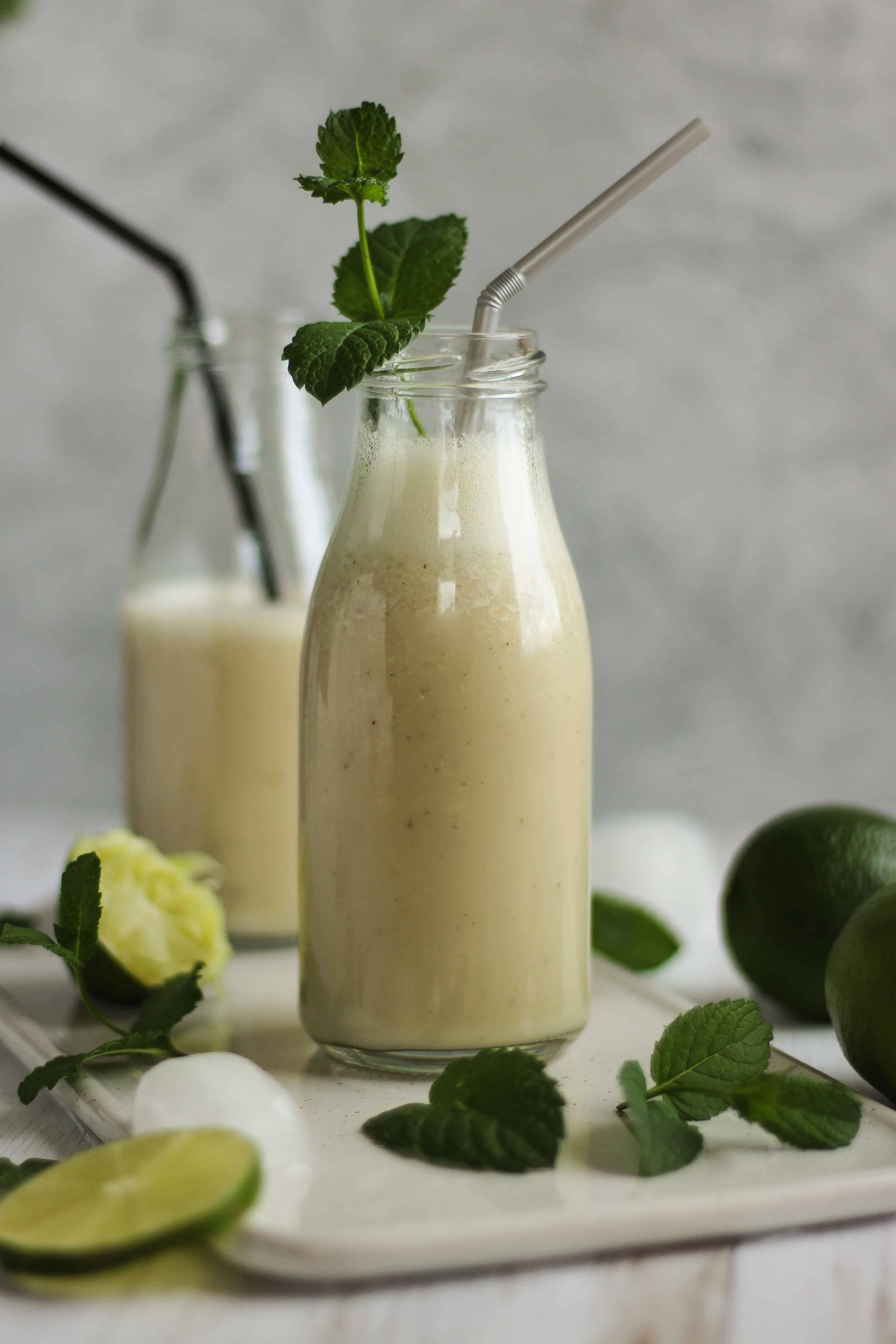 Lime Mint Smoothie - a super refreshing Summer smoothie, that can function as a healthy breakfast or an afternoon drink to cool down. Vegan, clean eating and delicious! | The Green Loot #vegan