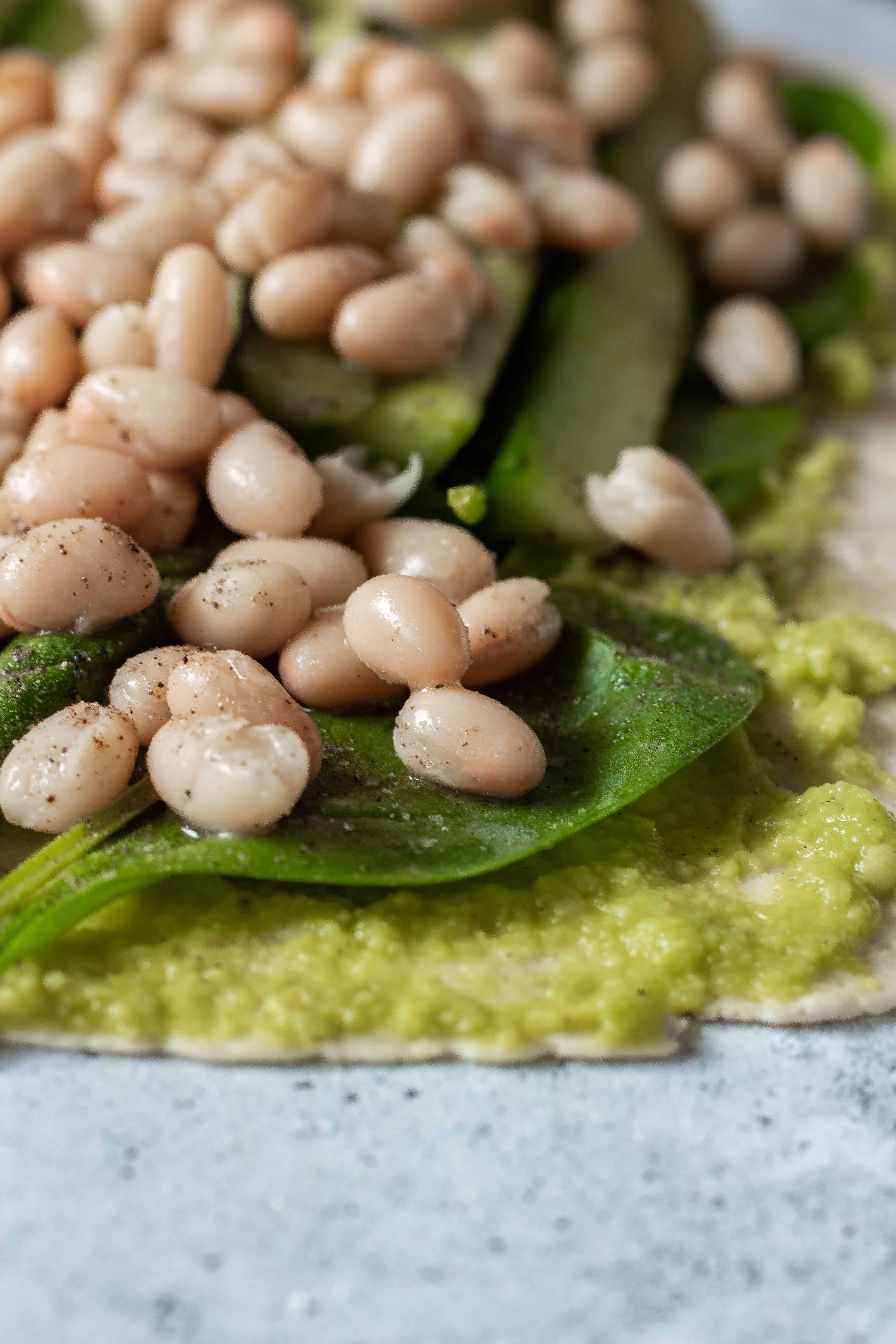 Avocado White Bean Wrap - made with spinach and cucumber. A super green, filling, protein-rich wrap that makes a perfect lunch to take with you. You can make it part of your weight loss diet as well. | The Green Loot #vegan #veganrecipes #dairyfree #healthyeating