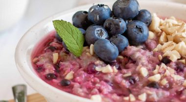Blueberry Almond Oatmeal - a high-protein vegan breakfast recipe, that's sweet, tart, crunchy and soft at the same time. It's clean eating and nutritious. Perfect for weight loss too! | The Green Loot #vegan