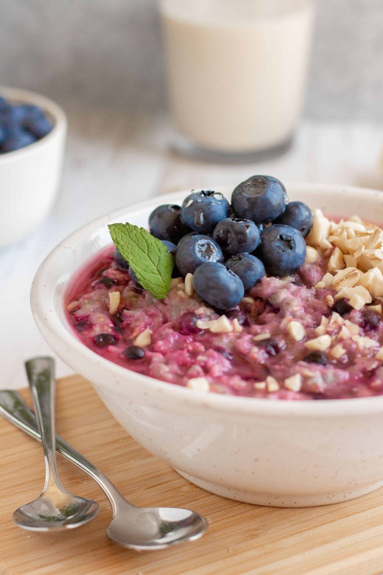 Blueberry Almond Oatmeal - a high-protein vegan breakfast recipe, that's sweet, tart, crunchy and soft at the same time. It's clean eating and nutritious. Perfect for weight loss too! | The Green Loot #vegan