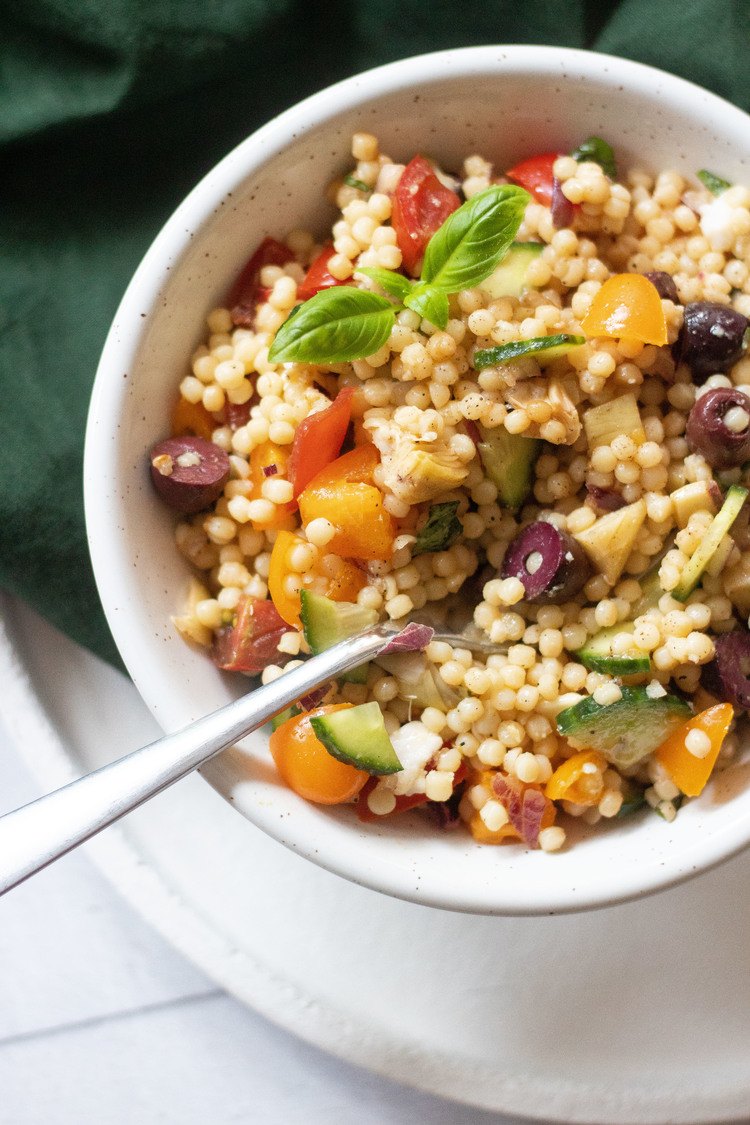 This Vegan Israeli Couscous Salad is a healthy Summer side dish, that's fresh and soo tasty! You can serve it warm or cold. | The Green Loot #vegan #veganrecipes #Summer #BBQ