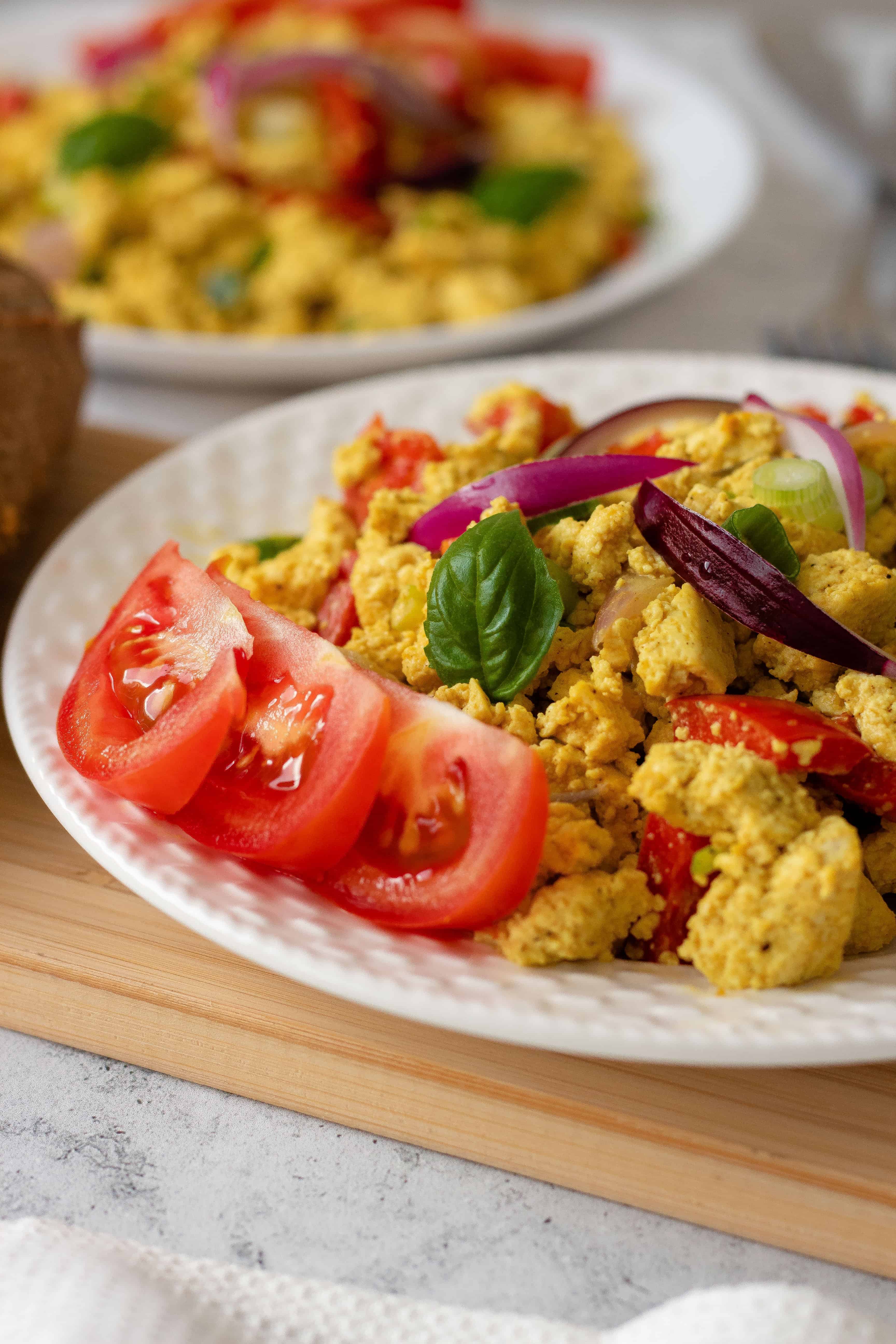 This Vegan Scrambled Eggs recipe is THE ONE you have been looking for. High-protein, plant-based, clean eating and SUPER delicious. Goodbye eggs, hello tofu! | The Green Loot #vegan
